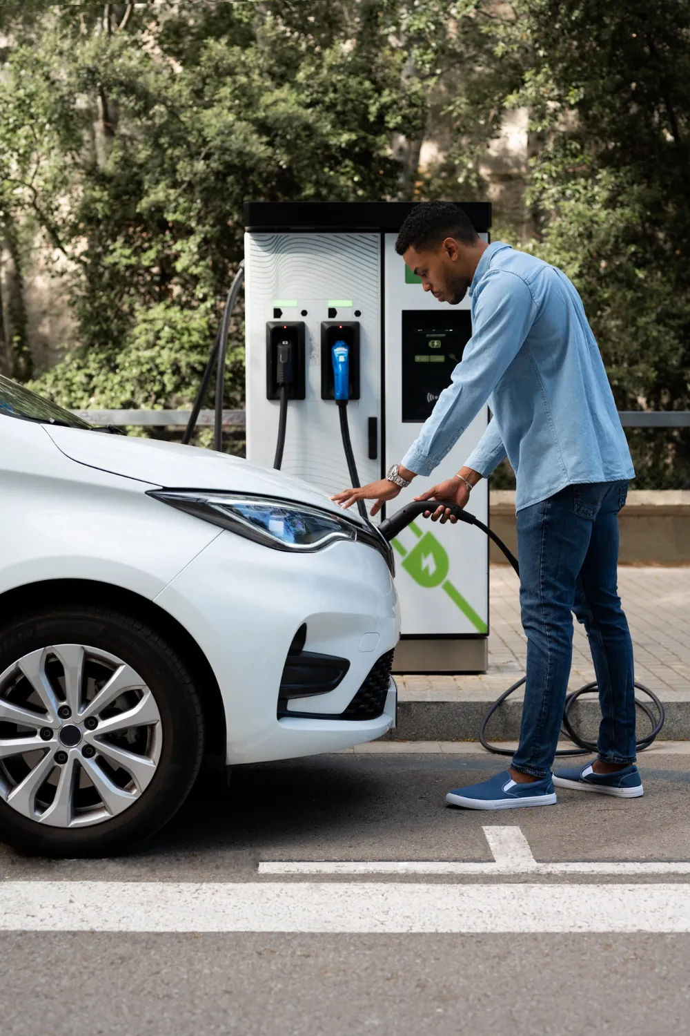 chargeant-une-voiture-electrique